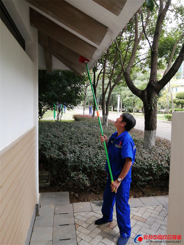 福建：国庆节期间福清园林公厕保洁员坚···