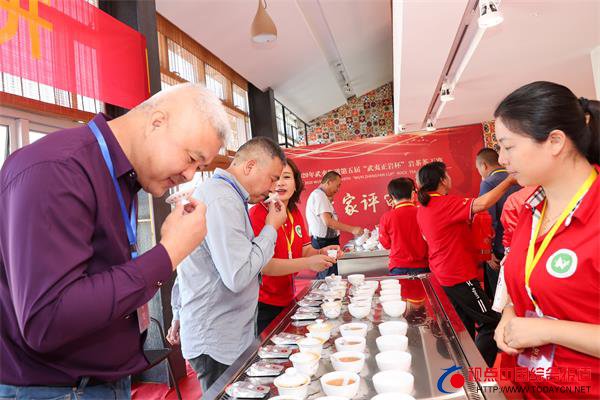 福建：武夷山举办“武夷正岩杯”茶王赛