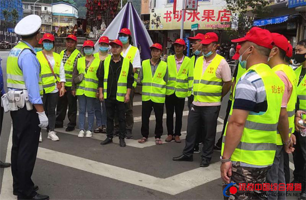 福建：政和交警携手志愿者开展文明交通···