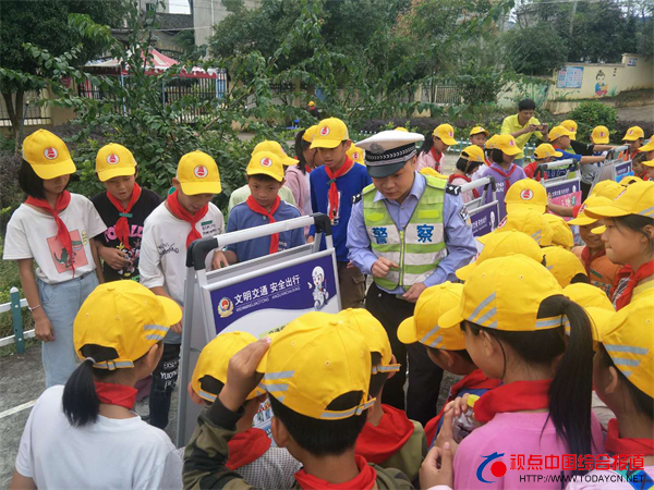 福建：政和交警联合多方送交通安全知识···