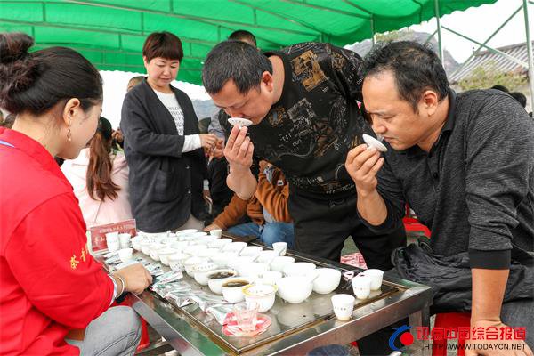 福建：武夷山“武夷正岩杯”茶王赛千人···