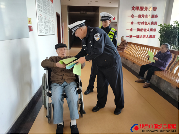 重阳节：福建武夷山交警送温暖