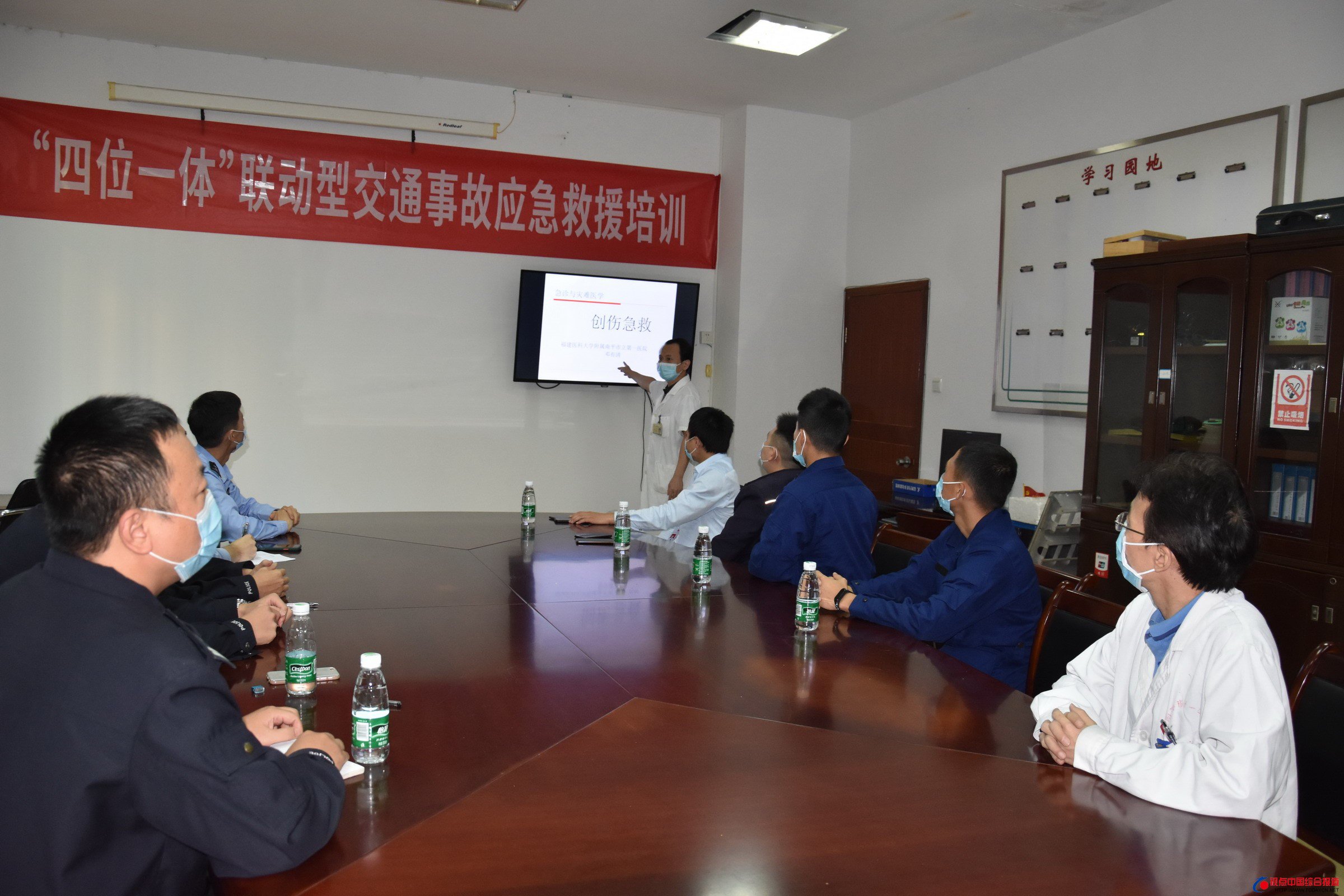 福建：南平交警开展交通事故应急救援培···