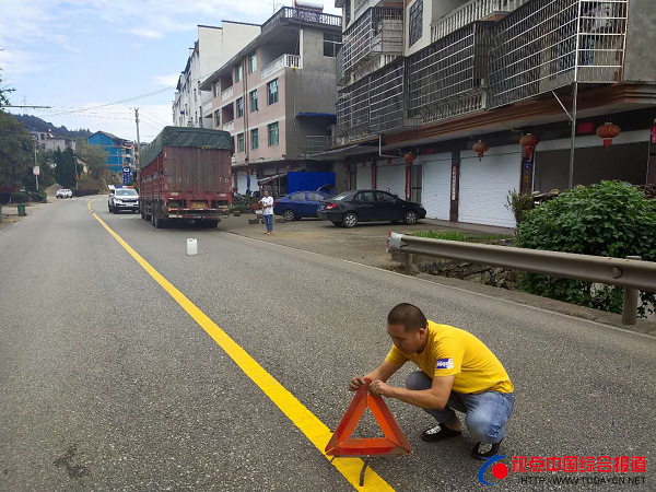 福建：货车半路抛锚 交警热心来帮忙
