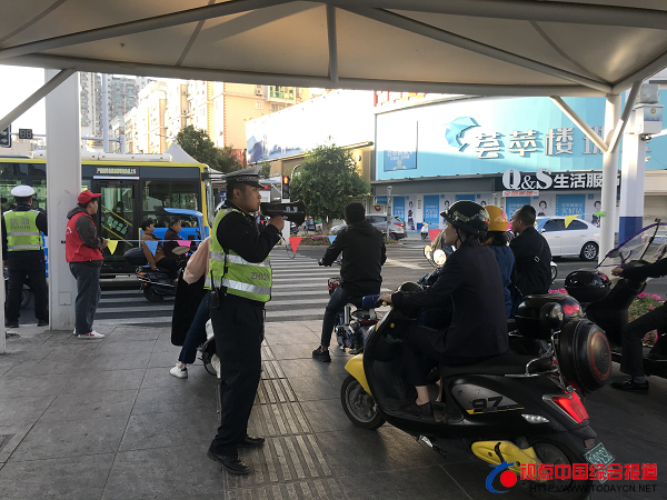福建：福鼎交警开展交通文明劝导活动助···