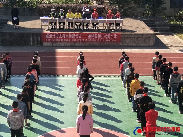 福建：政和交警结合公益活动开展交通安···