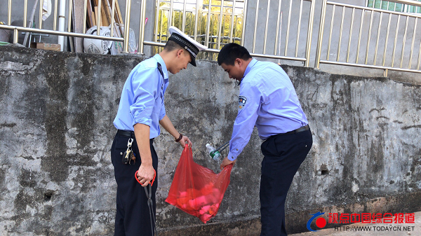 福建：政和交警开展环境卫生整治志愿服···