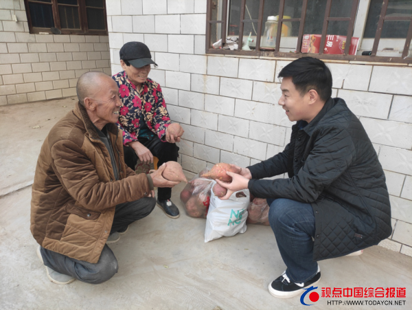 河南：新乡经开区扶贫干部变身“推销员···