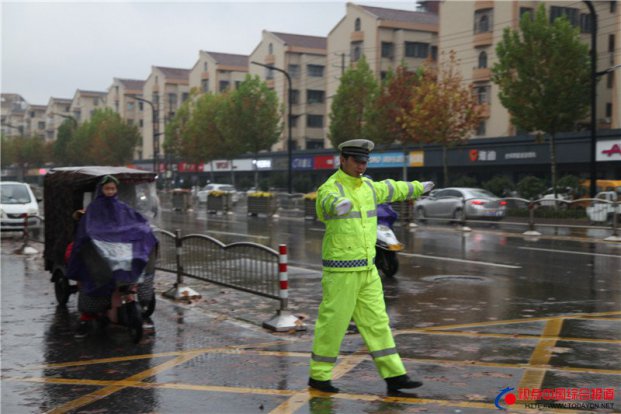 商丘交警雨中执勤保畅通 早高峰坚守岗···